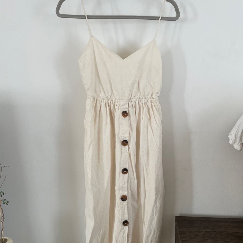 Linen dress with buttons